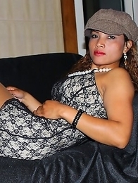 Mistress Ooy is offering you a very interesting experience: she has prepared for whoever dears to provoke her, a pair of sexy, red handcuffs. Mistress Ooy is offering you a very interesting experience: she has prepared for whoever dears to provoke her, a pair of sexy, red handcuffs.